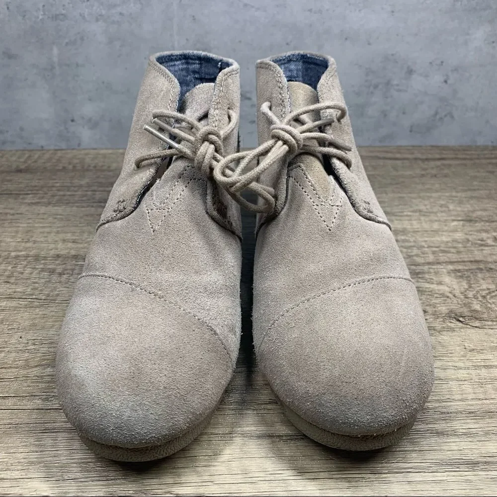 ‎TOMS~Desert Wedge~Taupe~Suede Ankle Booties~Youth~ Size 6~Lace Up
